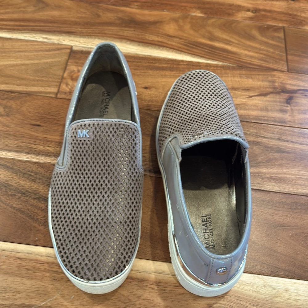 MICHAEL Michael Kors clay gray size 7M slip on 1 1/4” high shoes